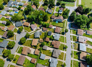 Aerial community shot of the homes. コミュニティーの上空写真。