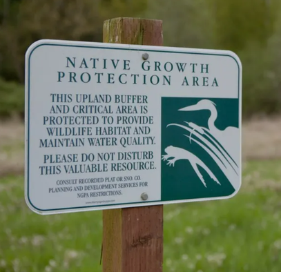 Native Growth Protective Areaに立っているサイン。このエリアの野生の生物を代表してカエルとサギの絵が描いてある。